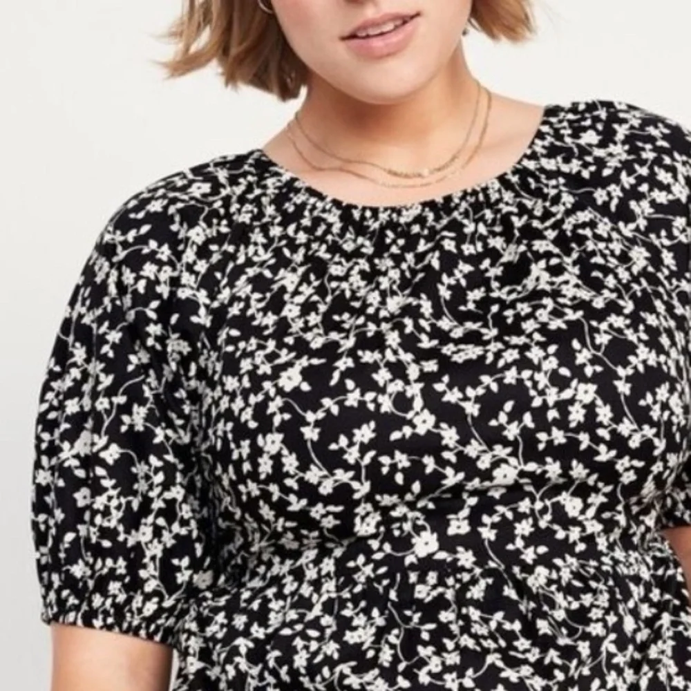 Old Navy sz L black & white floral cut out short puff sleeve pleated peplum top